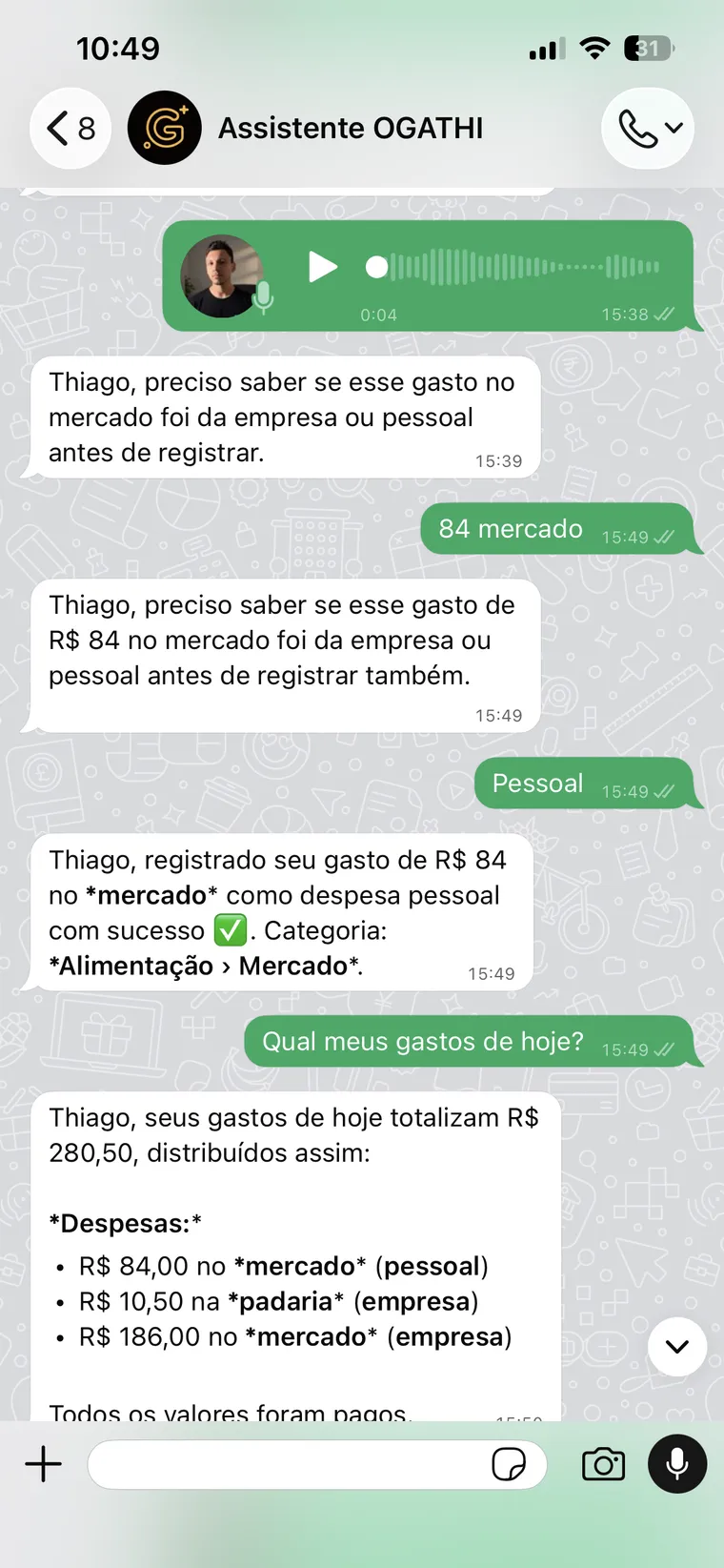 Conversa no WhatsApp: o assistente pergunta se o gasto no mercado foi da empresa ou pessoal, registra na categoria Alimentação › Mercado e depois lista os gastos do dia
